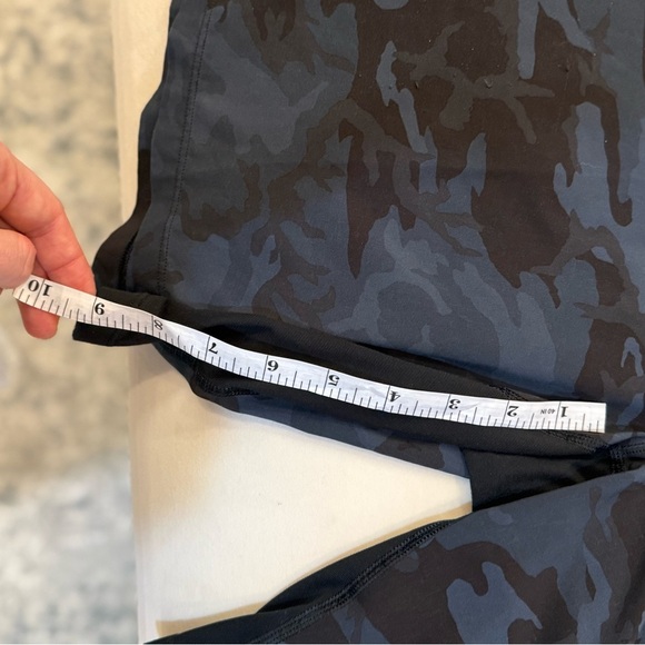 Lululemon Men’s Blue and Black Camo Shorts Size L 9in - Picture 2 of 6